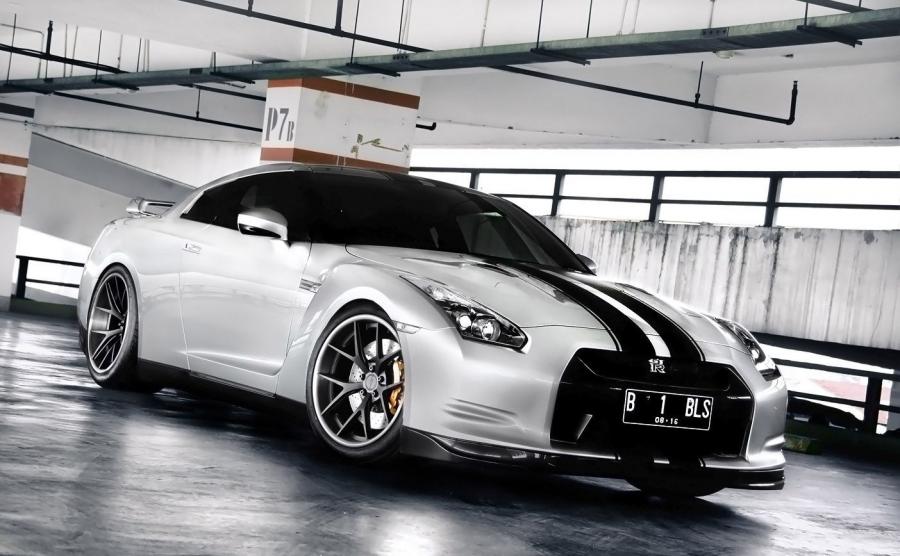 Nissan GT-R on PUR Wheels '2012